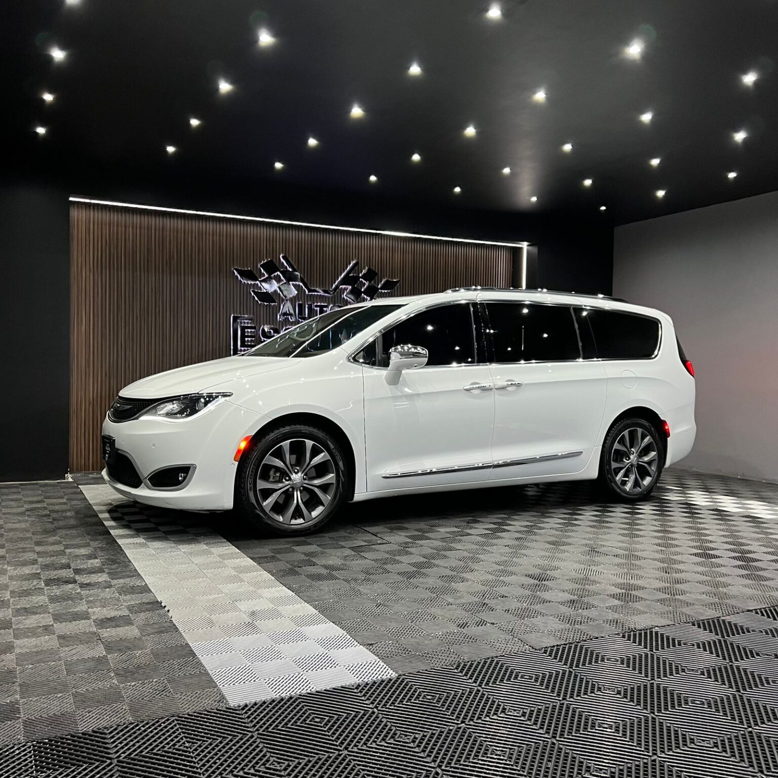 CHRYSLER PACIFICA LIMITED 2017 - Image 4