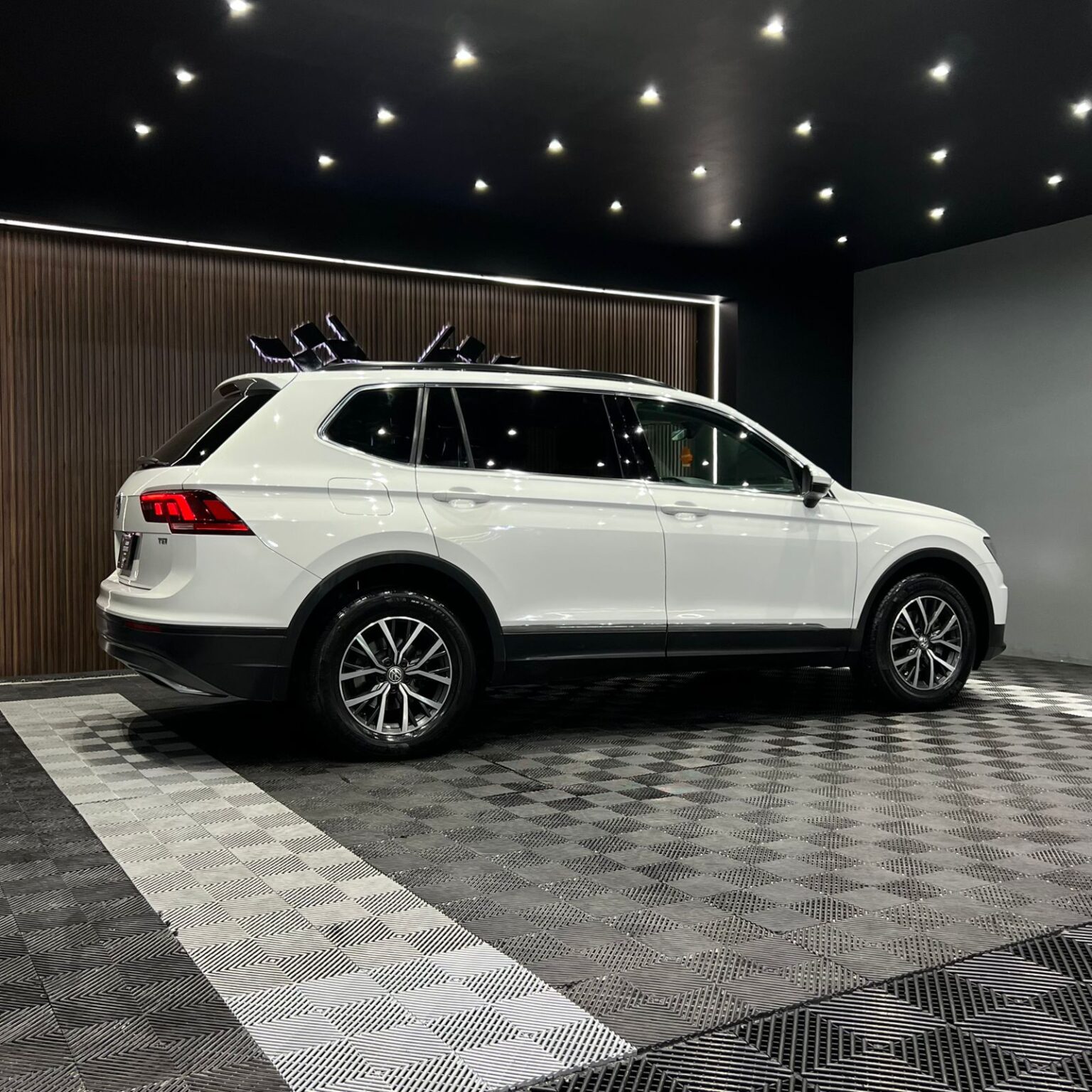 VOLKSWAGEN TIGUAN 2018 - Image 2