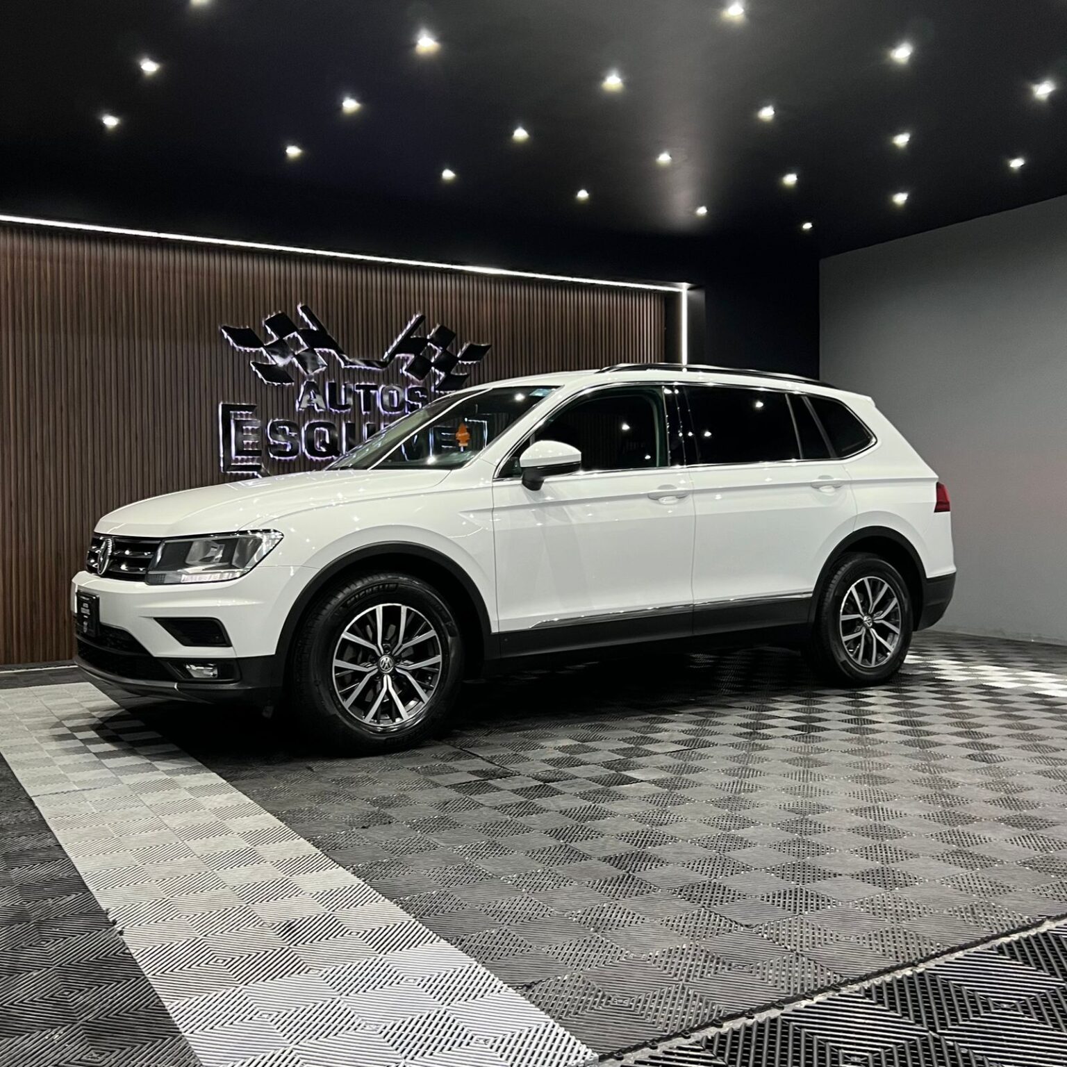 VOLKSWAGEN TIGUAN 2018 - Image 4