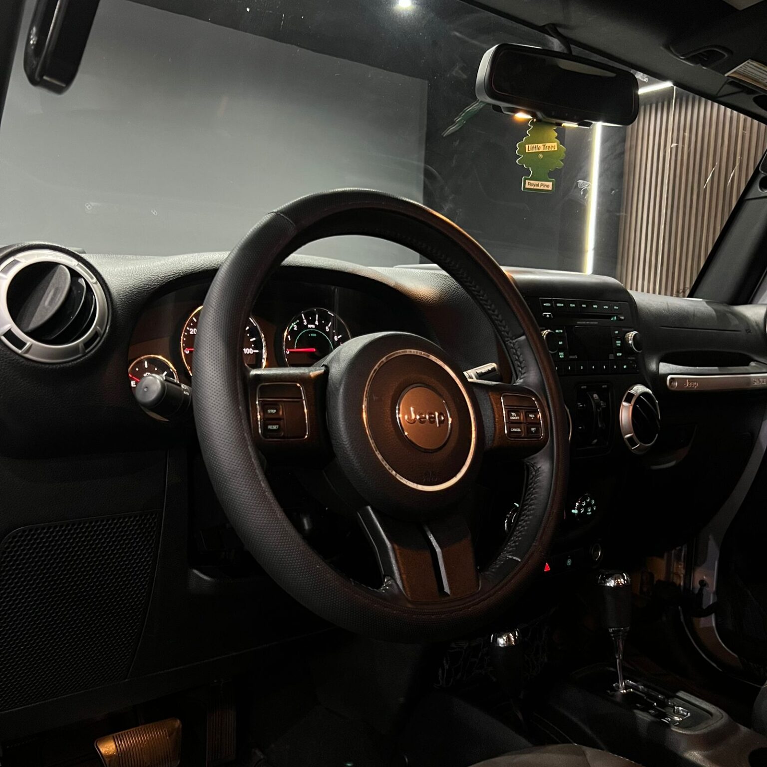 JEEP SAHARA 2016 - Image 13
