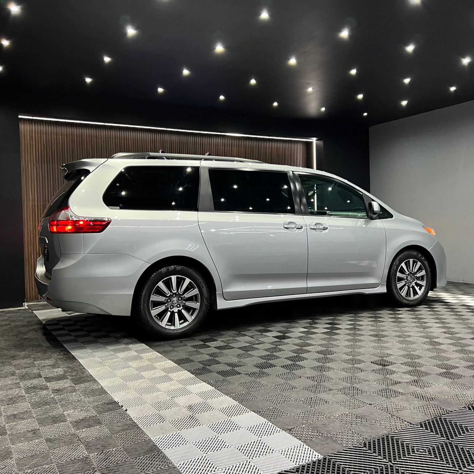 TOYOTA SIENNA XLE 2020 - Image 2