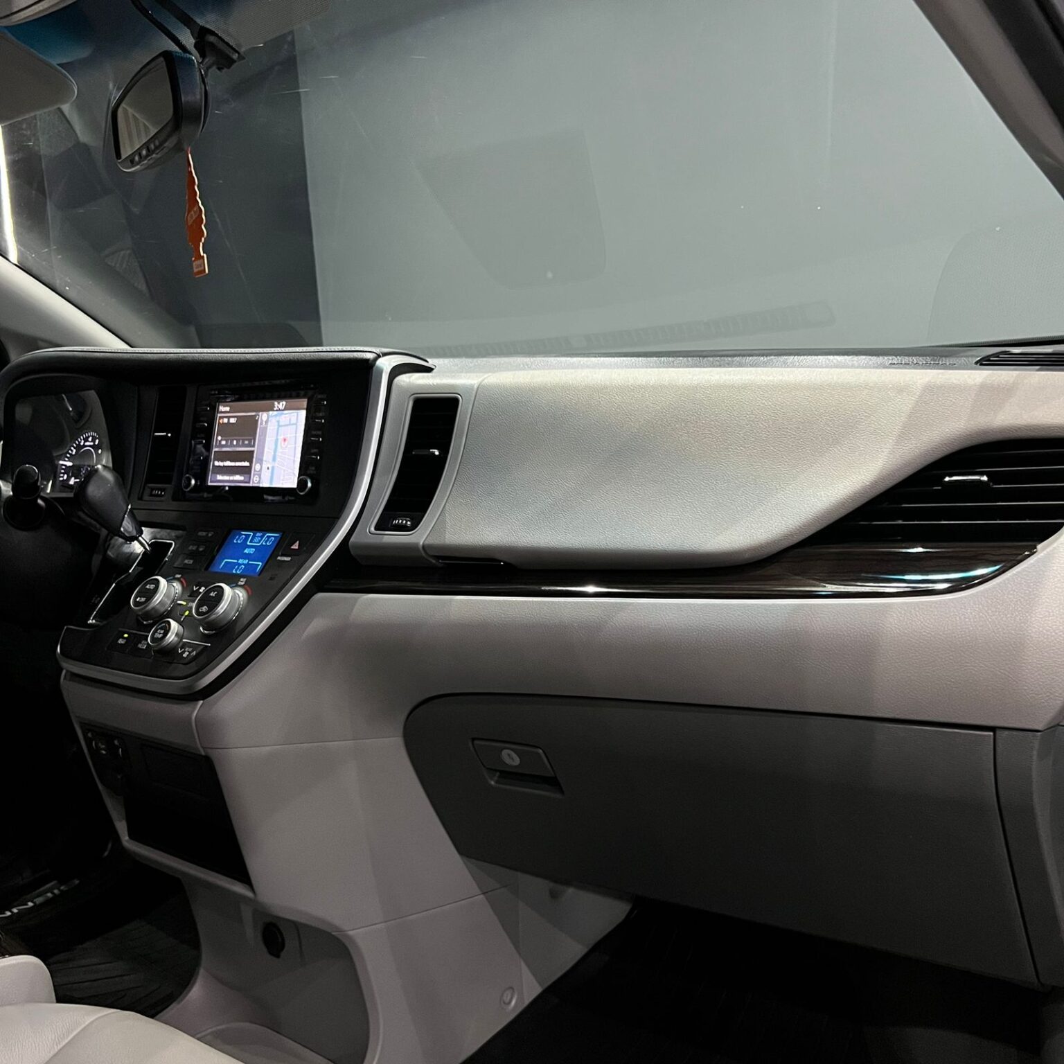 TOYOTA SIENNA XLE 2020 - Image 11