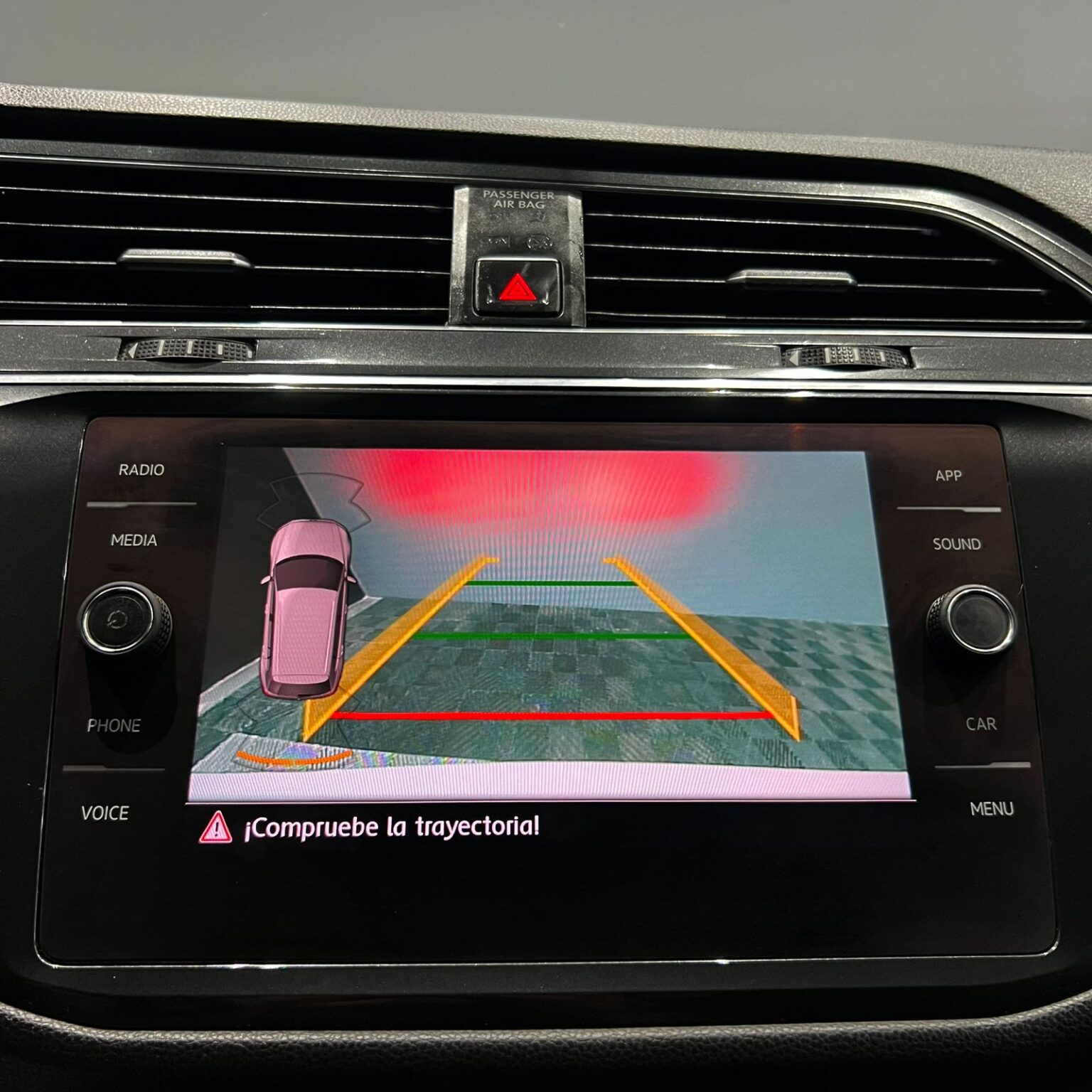 VOLKSWAGEN TIGUAN 2018 - Image 9