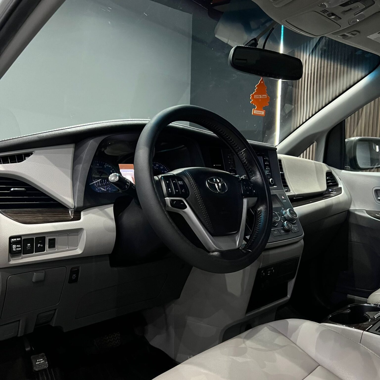 TOYOTA SIENNA XLE 2020 - Image 15