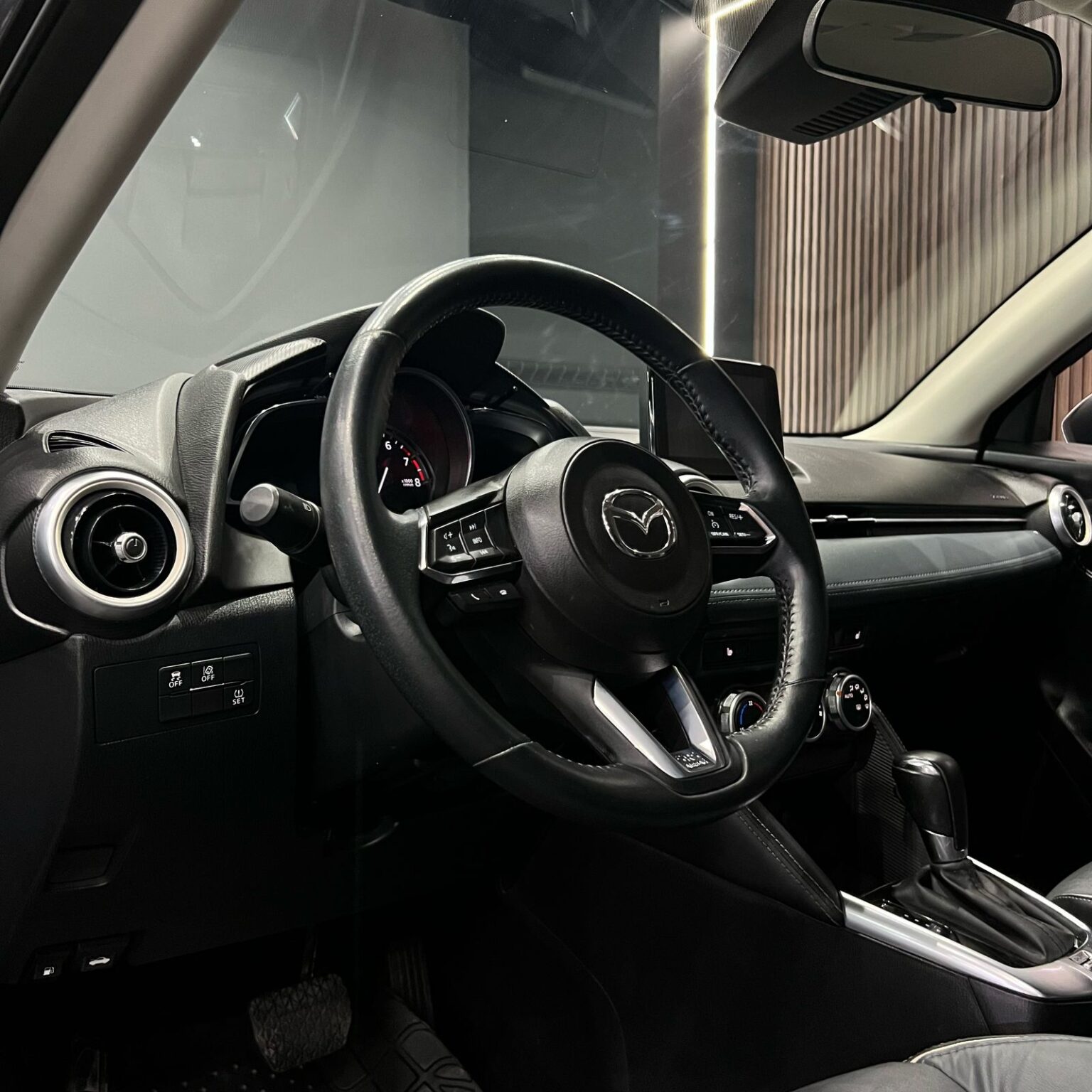 MAZDA M2 2023 - Image 8