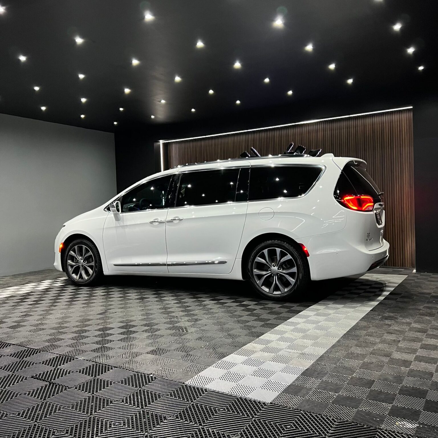CHRYSLER PACIFICA LIMITED 2017 - Image 3
