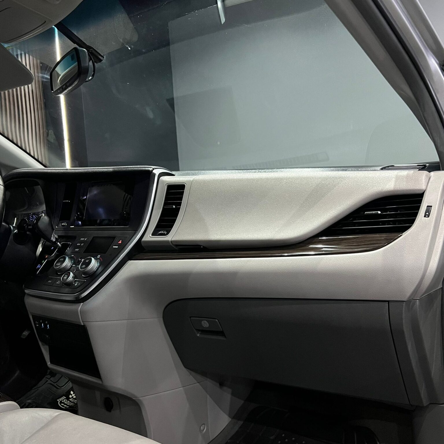 TOYOTA SIENNA XLE 2017 - Image 11