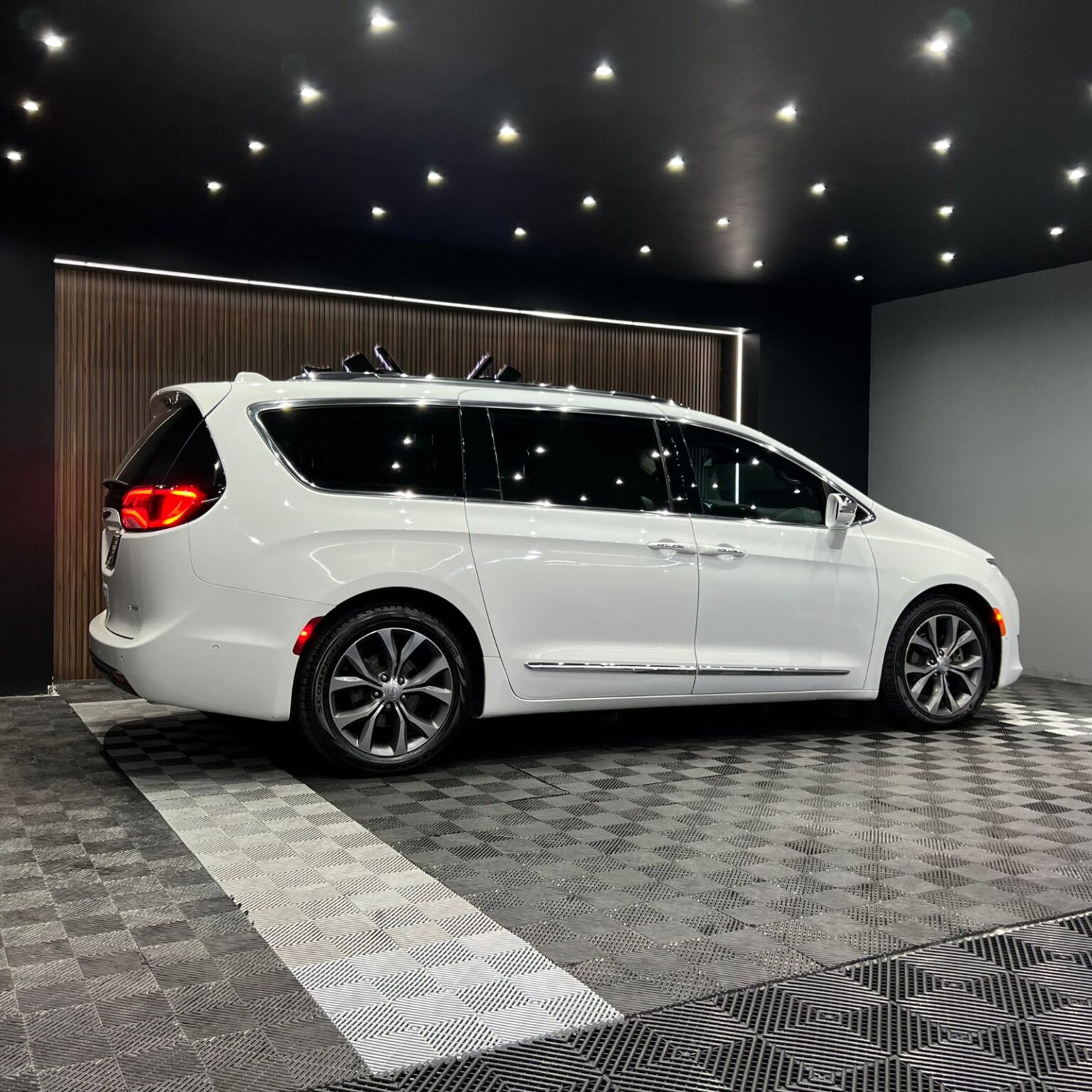 CHRYSLER PACIFICA LIMITED 2017 - Image 2