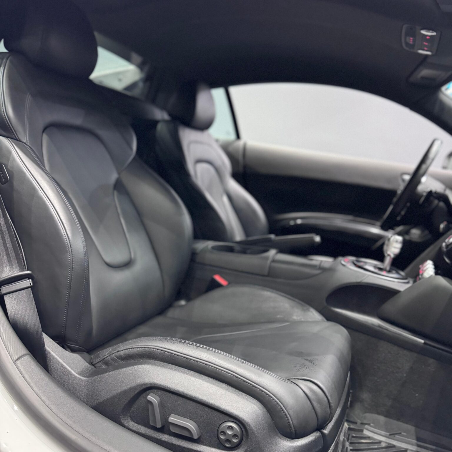 AUDI R8 2012 - Image 10
