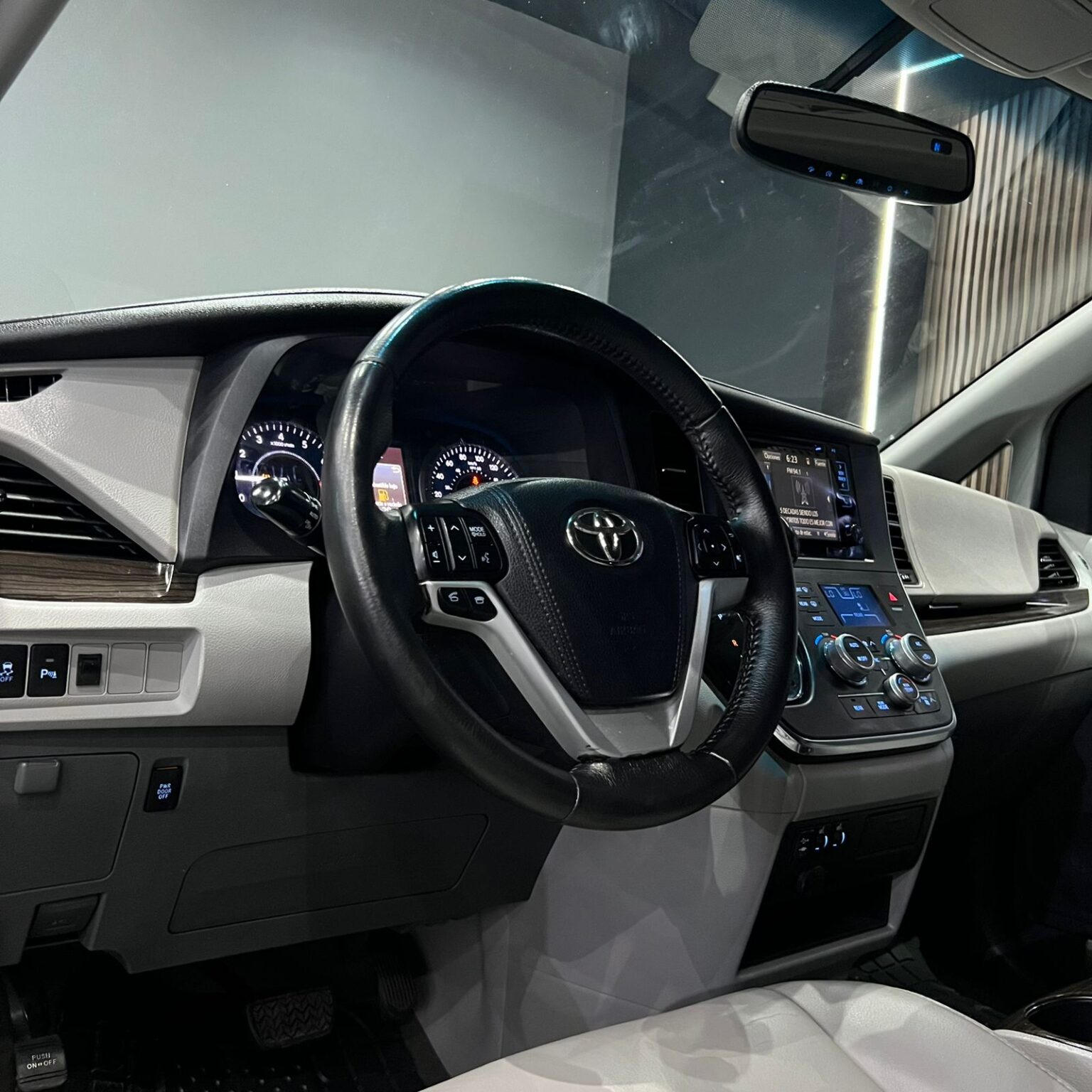 TOYOTA SIENNA XLE 2017 - Image 14