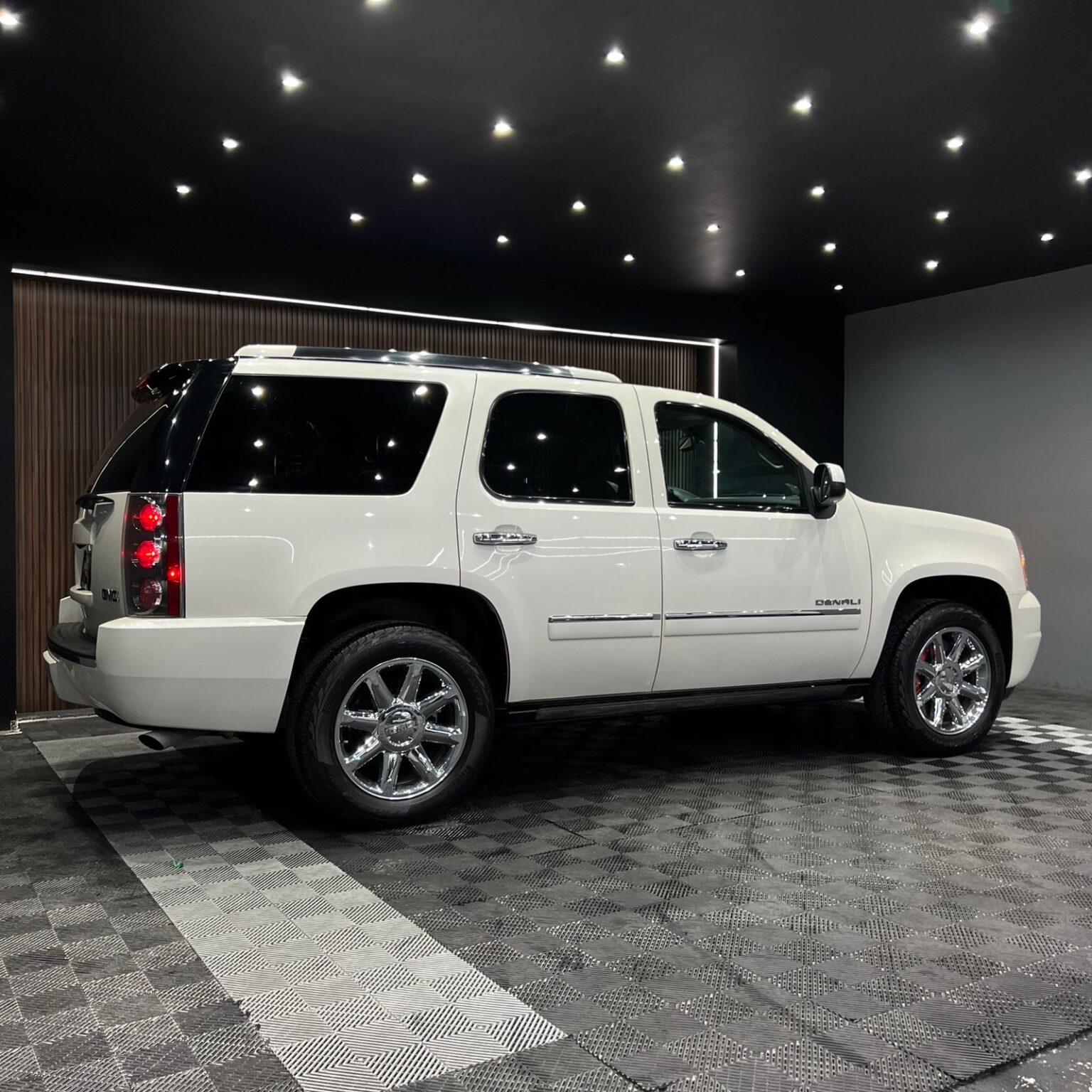 GMC YUKON DENALI 2011 - Image 2