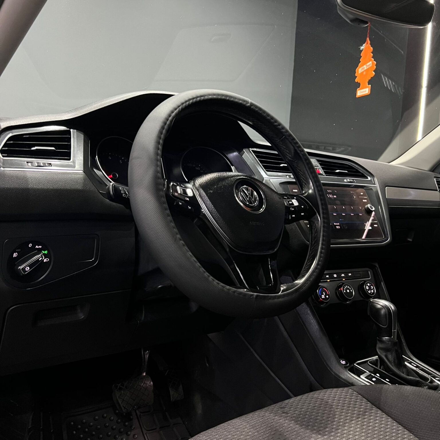 VOLKSWAGEN TIGUAN 2018 - Image 8