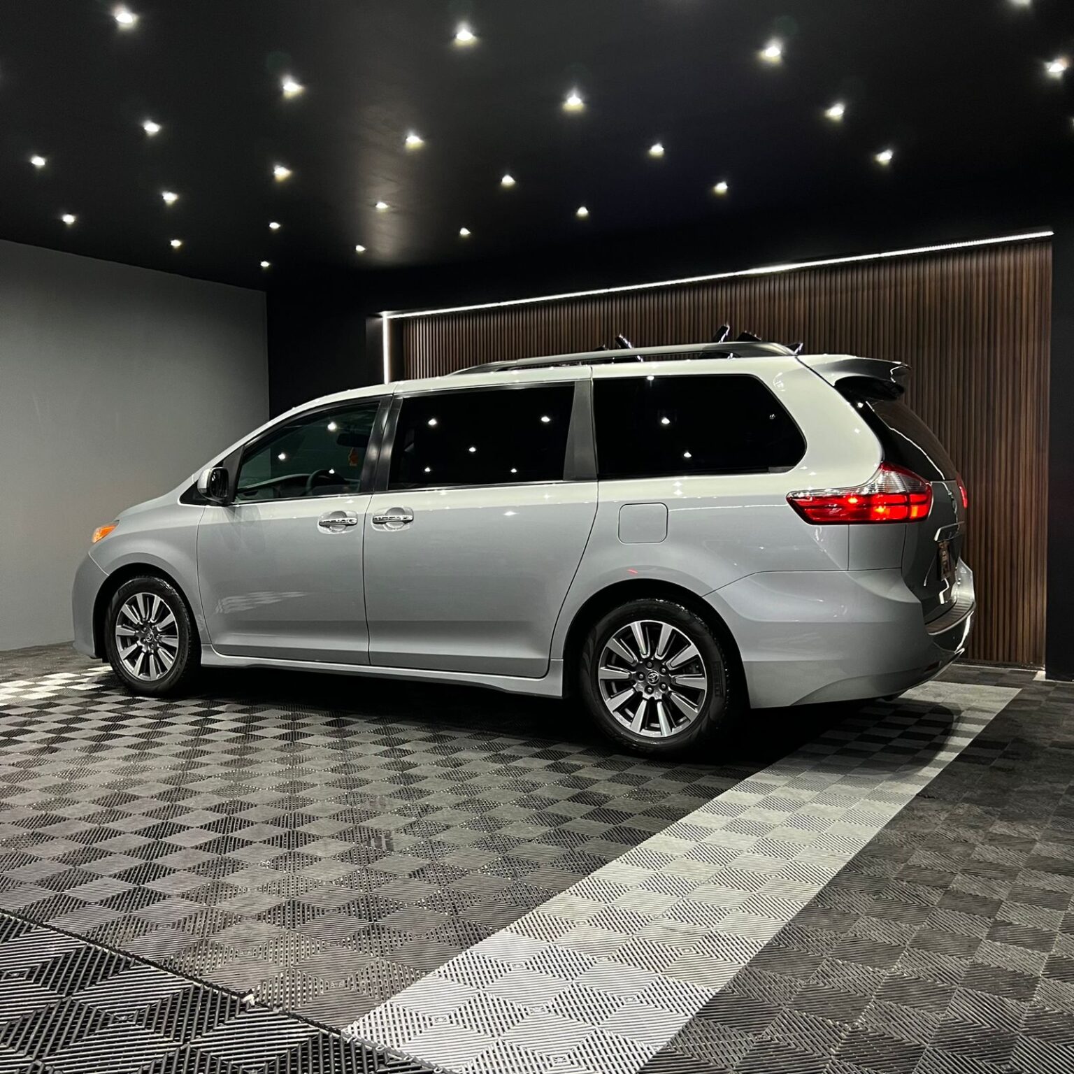 TOYOTA SIENNA XLE 2020 - Image 5