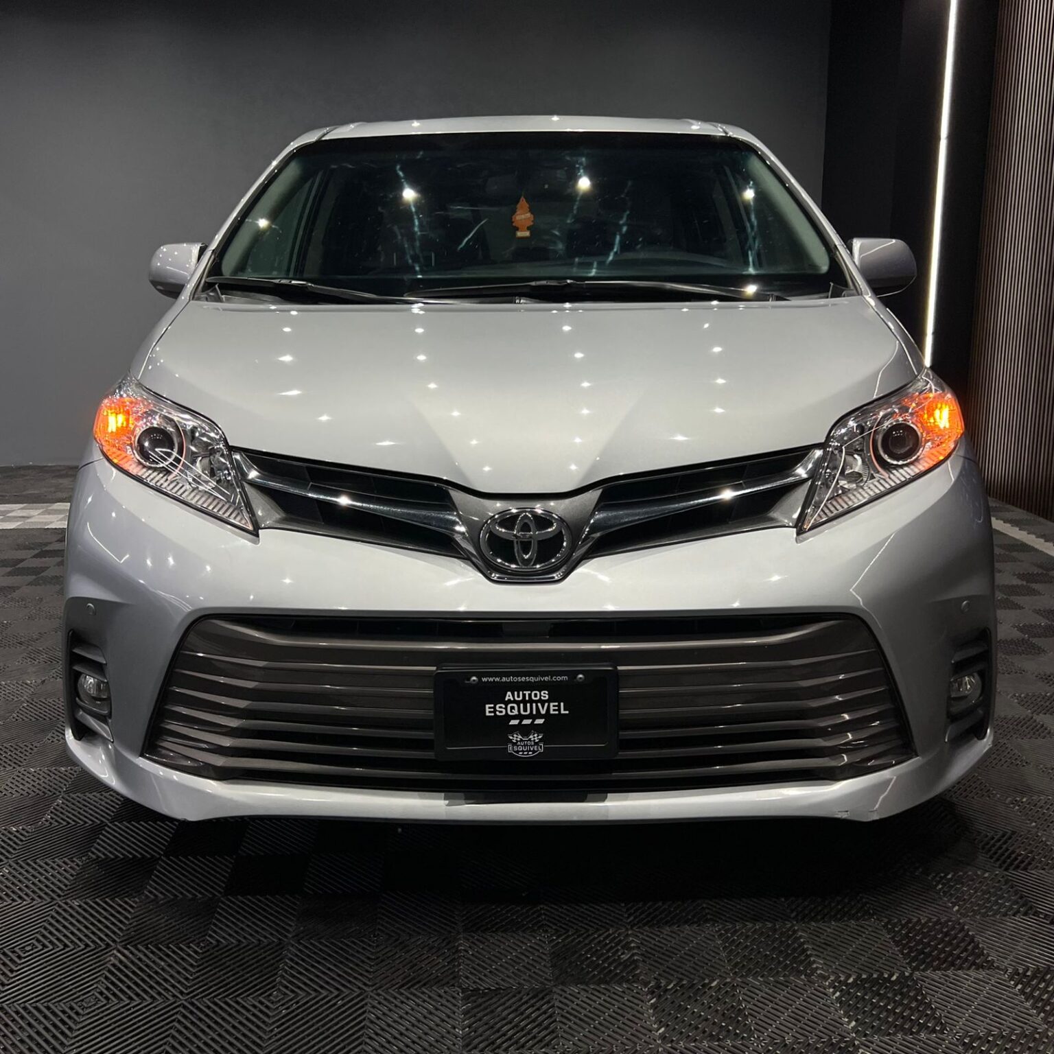TOYOTA SIENNA XLE 2020 - Image 4