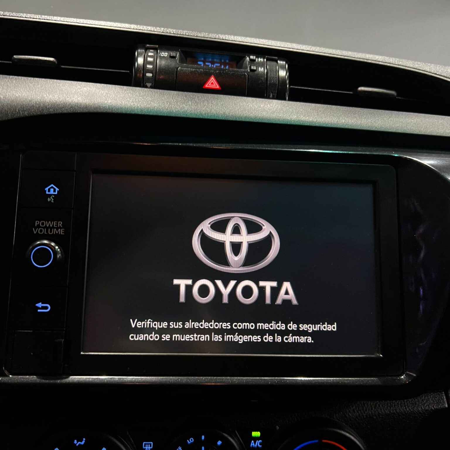 TOYOTA HILUX 2023 - Image 13