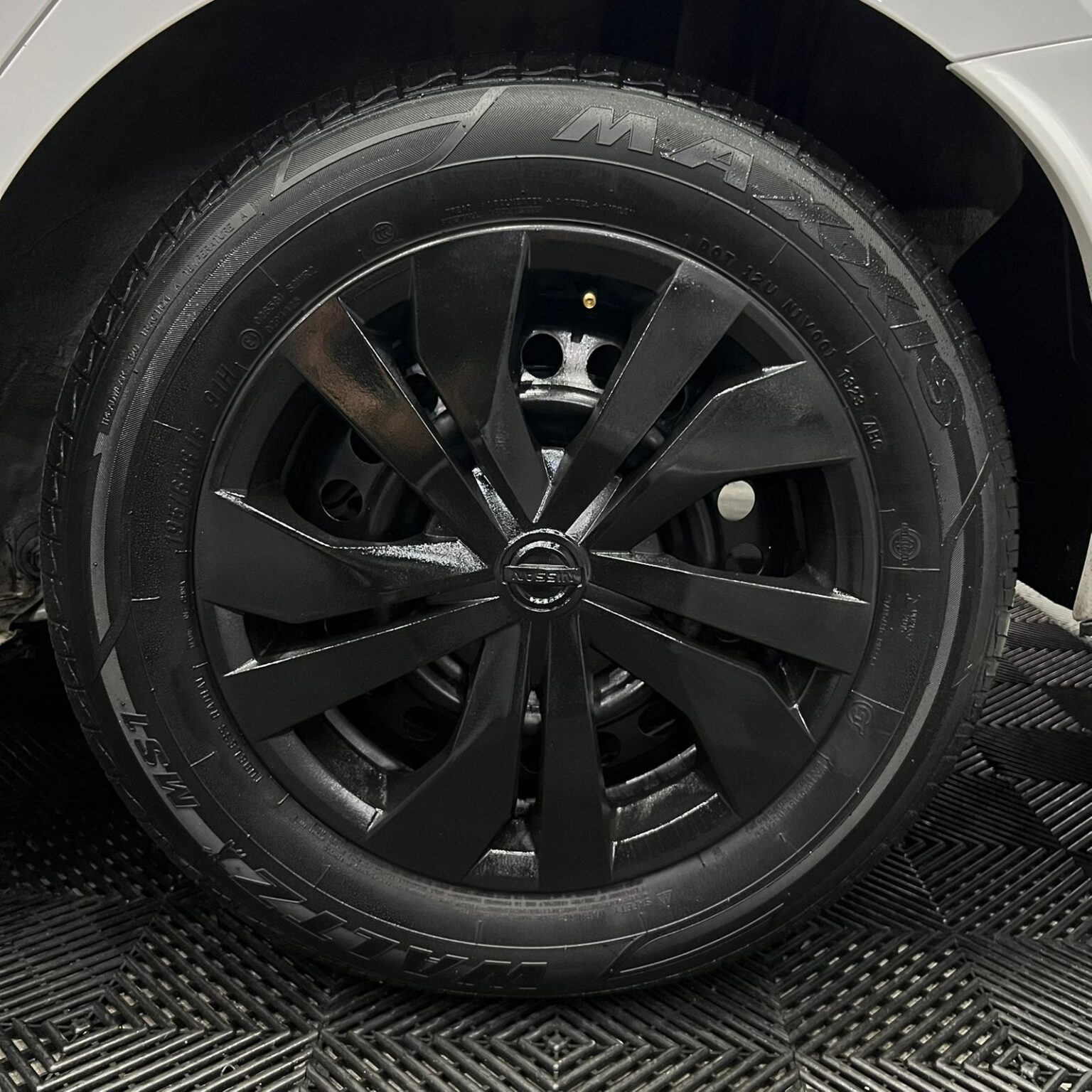 NISSAN VERSA 2023 - Image 13