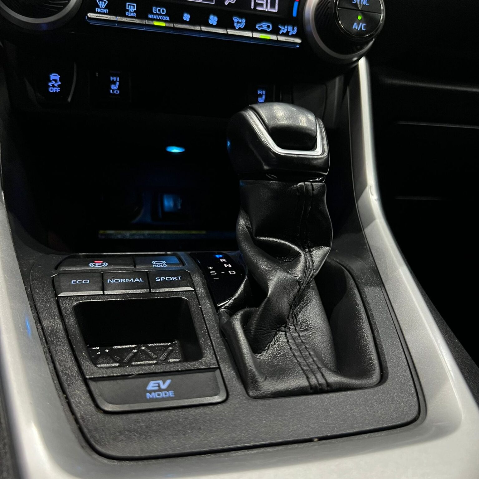 TOYOTA RAV4 LIMITED HYBRID 2019 - Image 13
