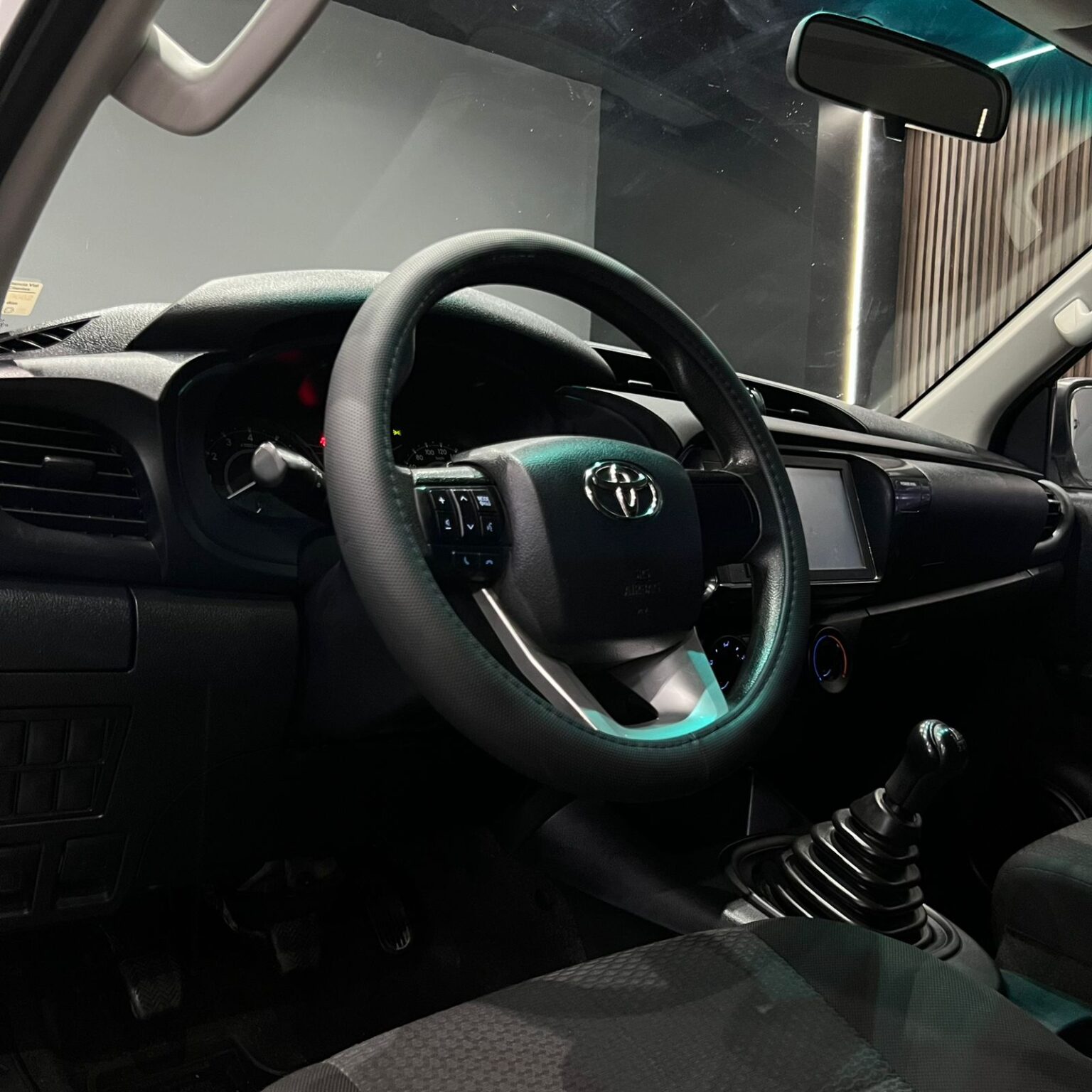 TOYOTA HILUX 2023 - Image 12