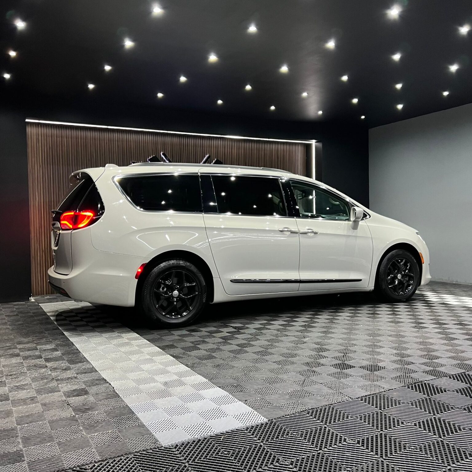 CHRYSLER PACIFICA BLACK EDITION 2017 - Image 2