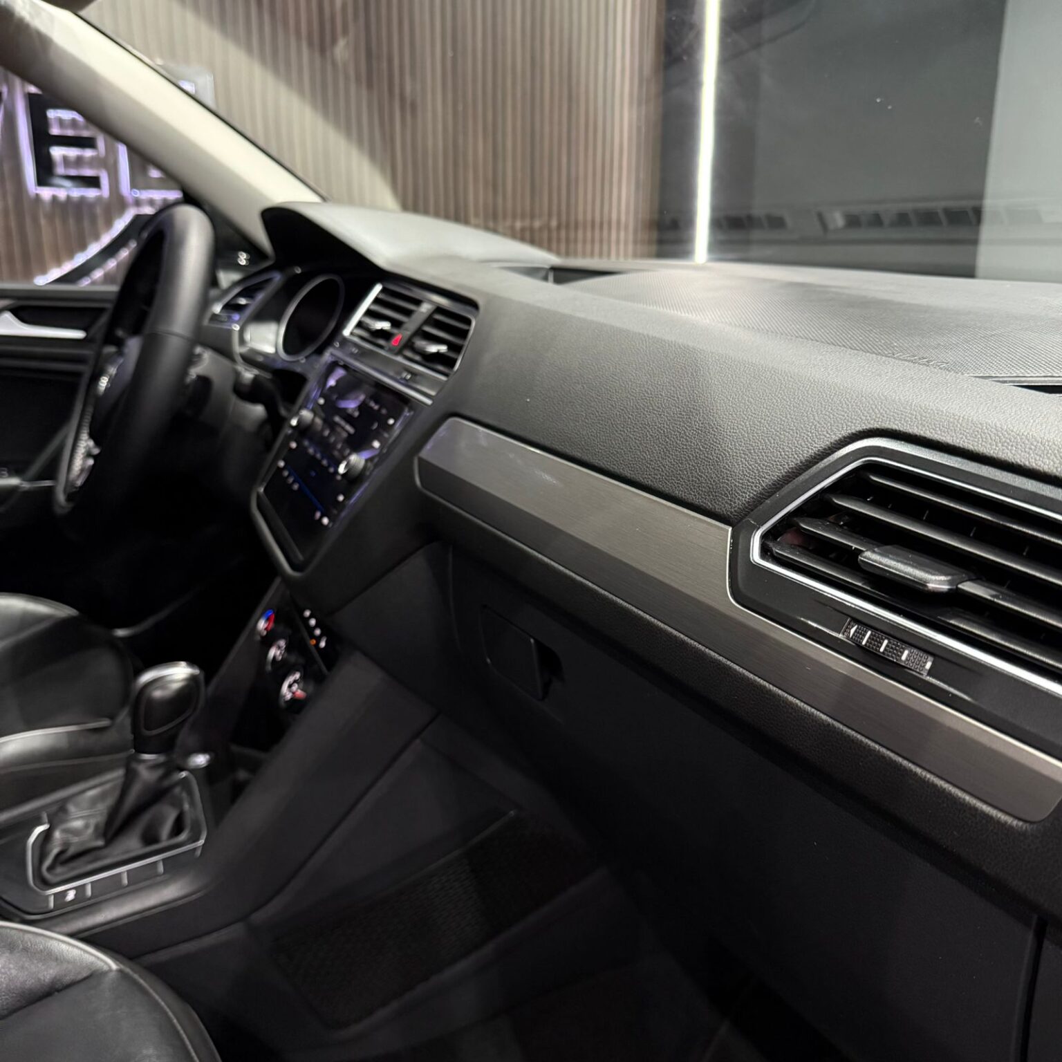 VOLKSWAGEN TIGUAN R LINE 2019 - Image 16