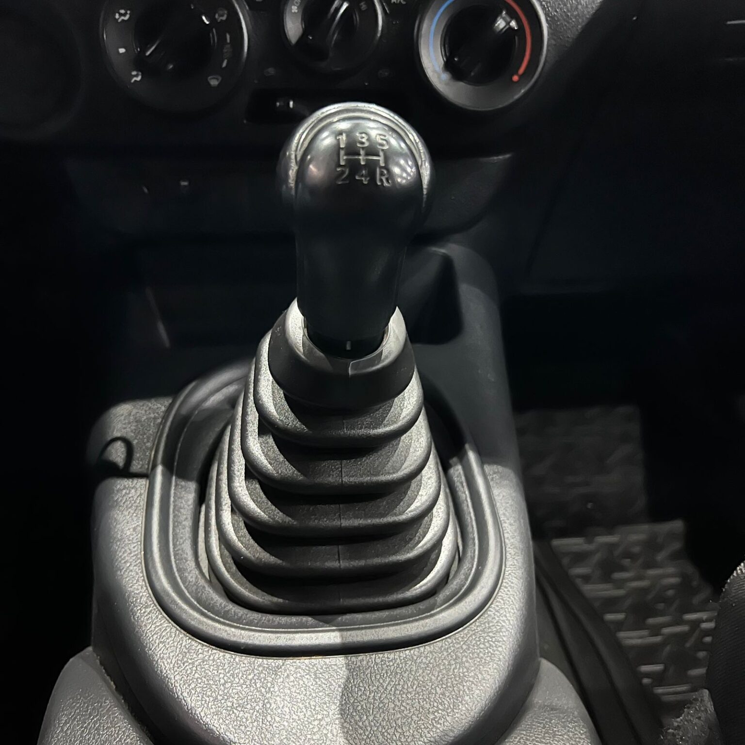 TOYOTA HILUX 2023 - Image 12