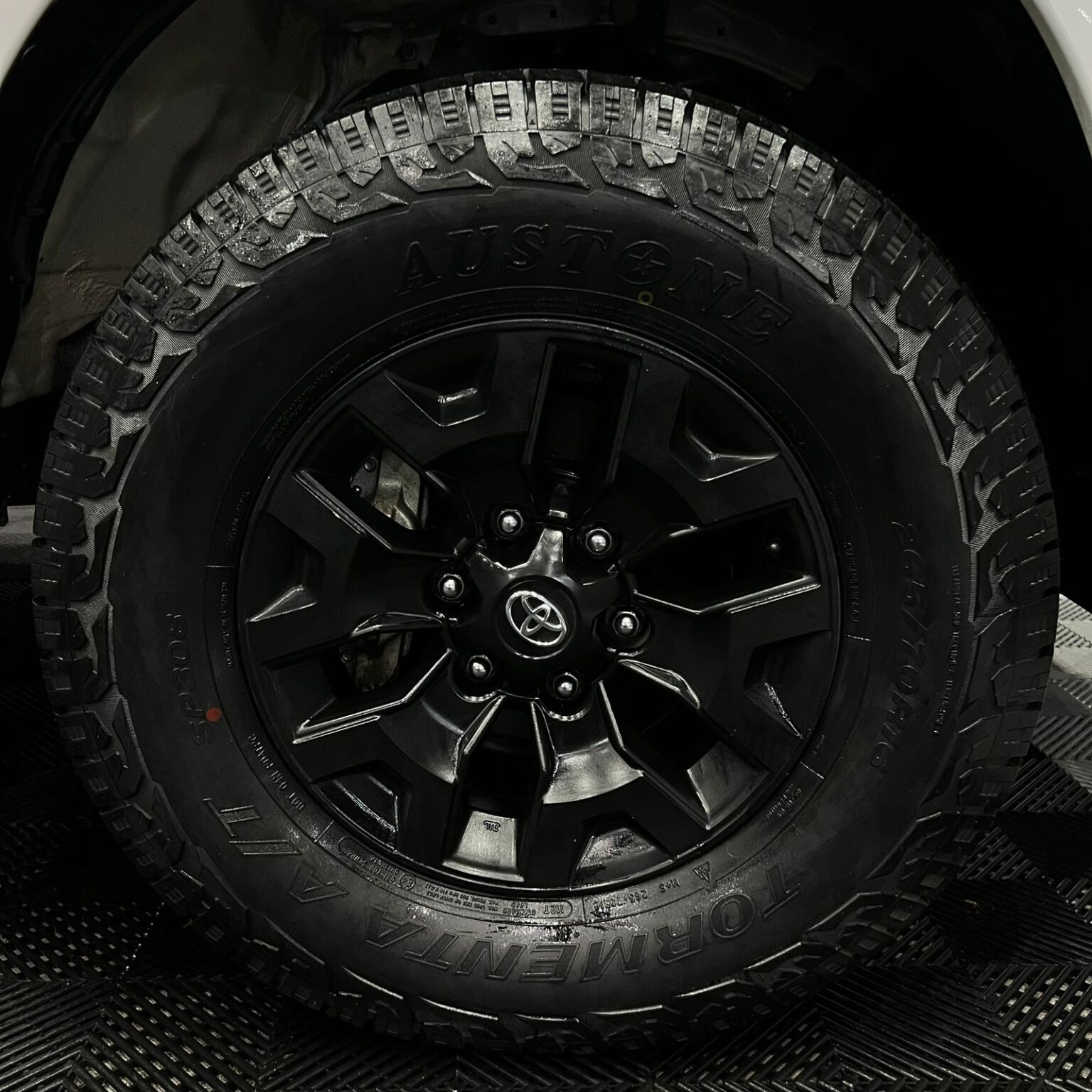 TOYOTA HILUX 2023 - Image 14