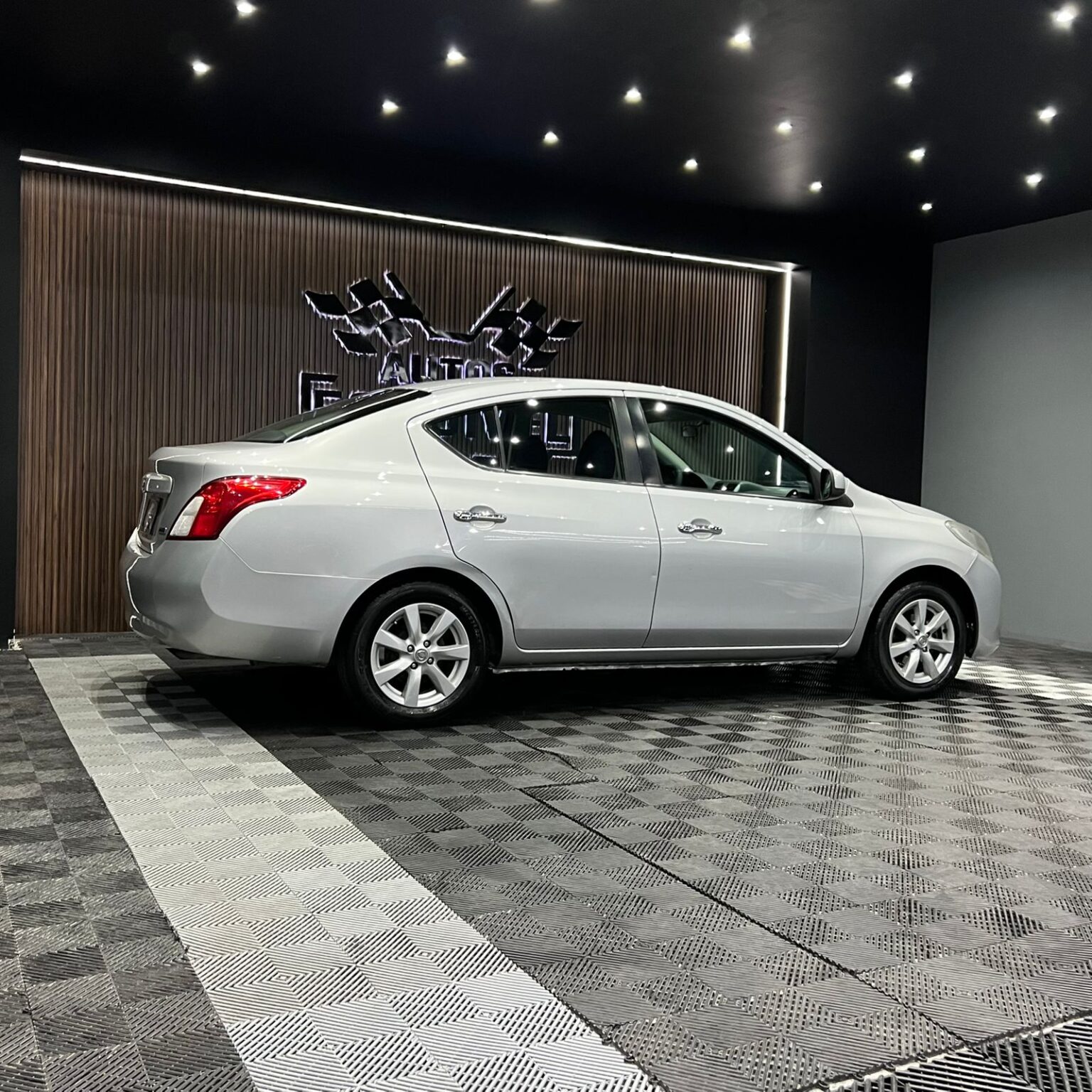 NISSAN VERSA 2013 - Image 2