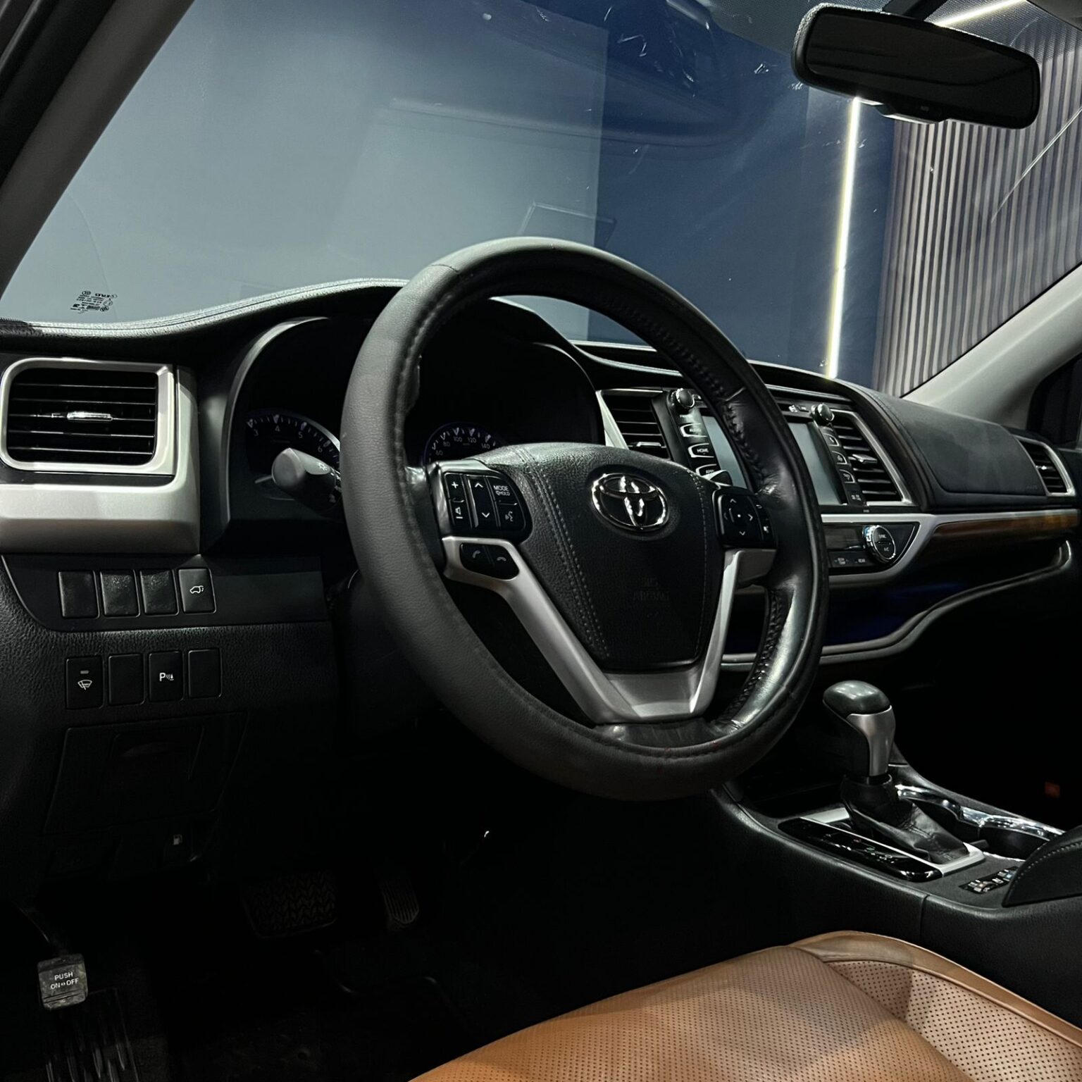TOYOYTA HIGHLANDER LIMIITED 2017 - Image 12