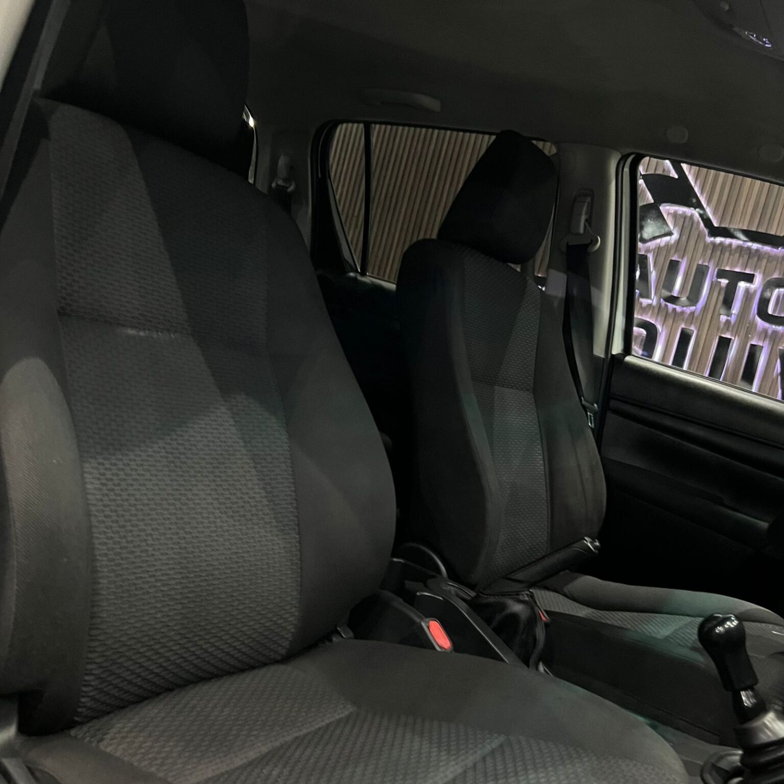 TOYOTA HILUX 2017 - Image 12