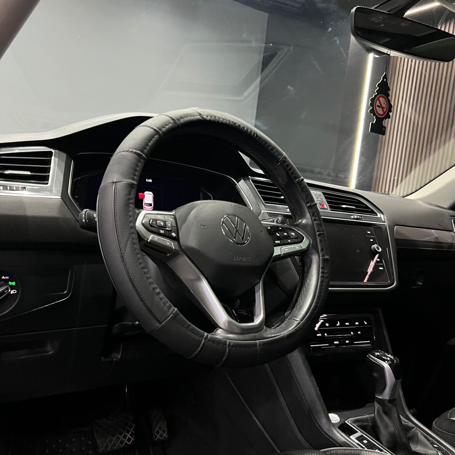 VOLKSWAGEN TIGUAN R LINE 2022 - Image 8