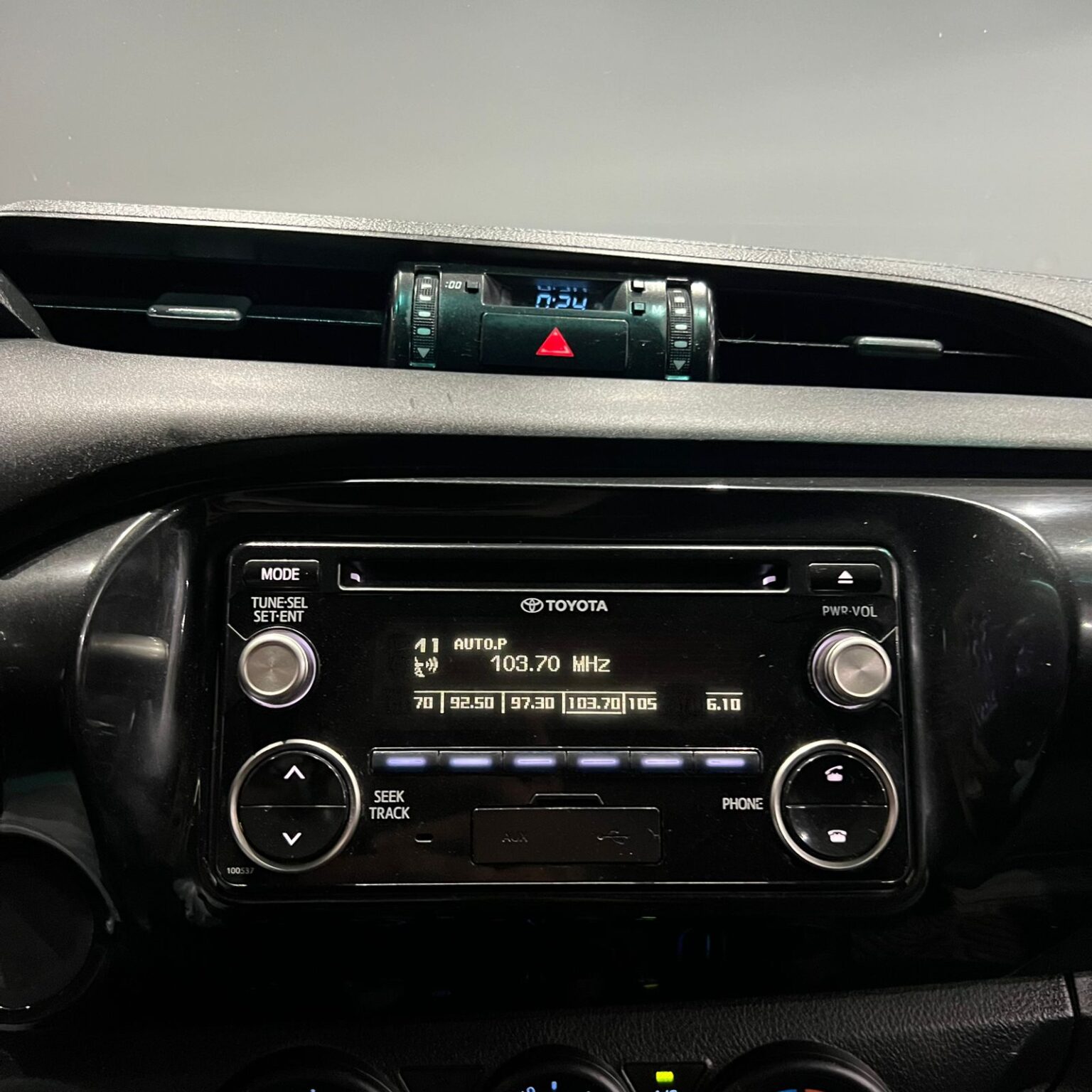 TOYOTA HILUX 2017 - Image 8