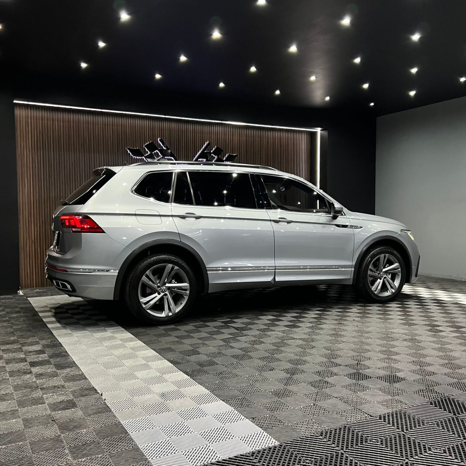 VOLKSWAGEN TIGUAN R LINE 2022 - Image 2