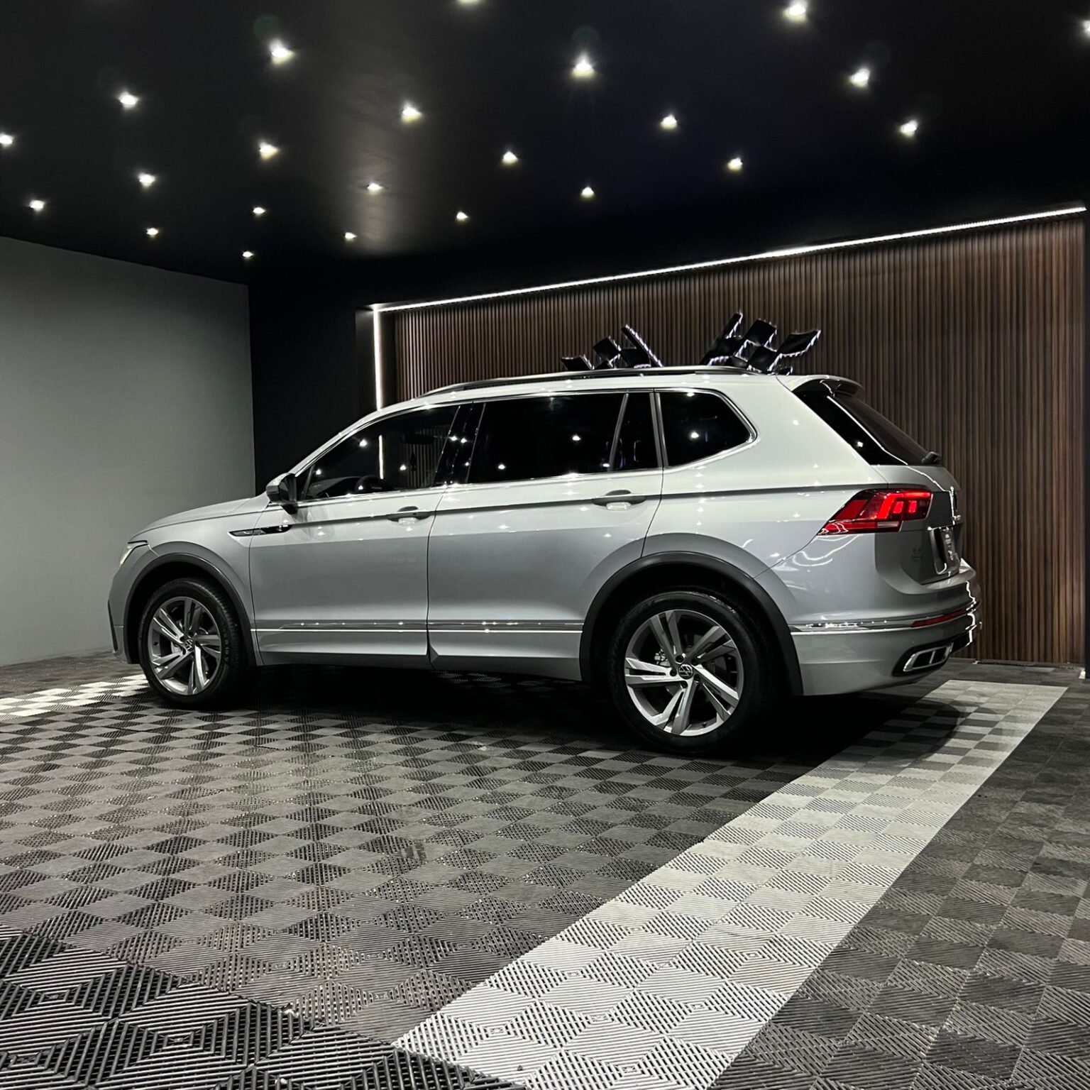 VOLKSWAGEN TIGUAN R LINE 2022 - Image 5