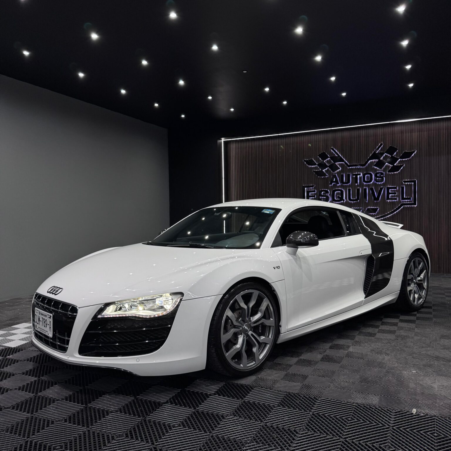 AUDI R8 2012 - Image 10