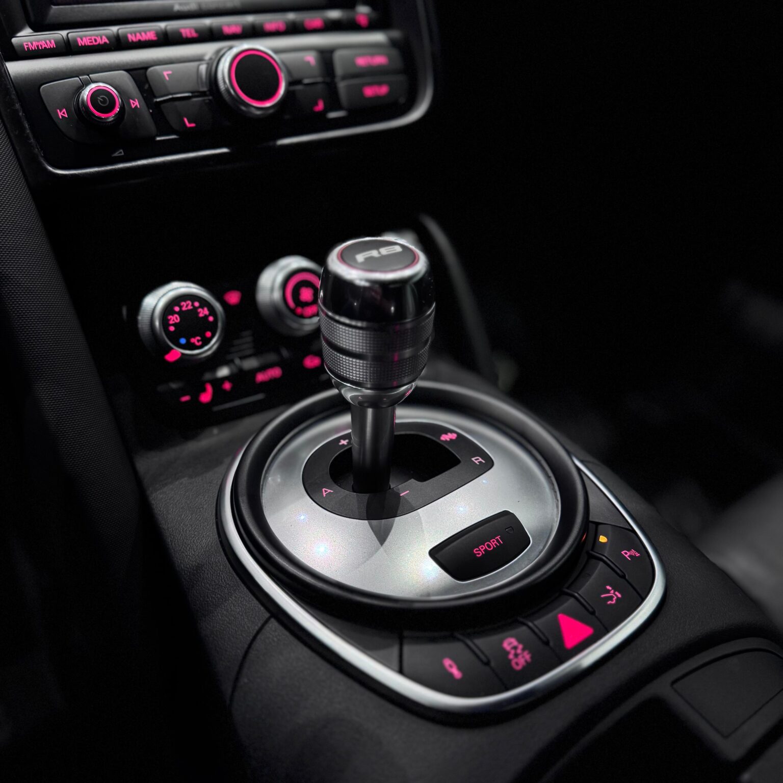 AUDI R8 2012 - Image 18