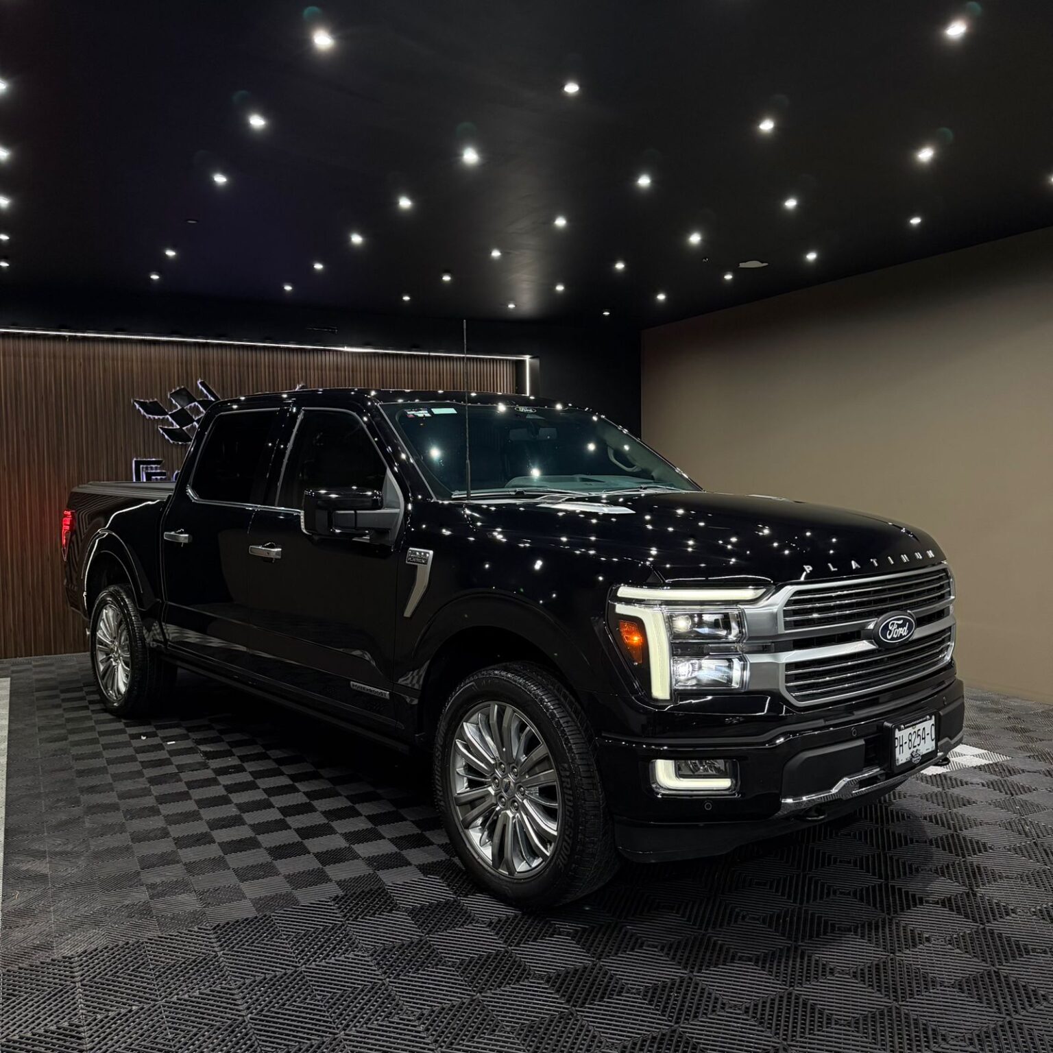 FORD LOBO PLATINUM PLUS 2025 - Image 2