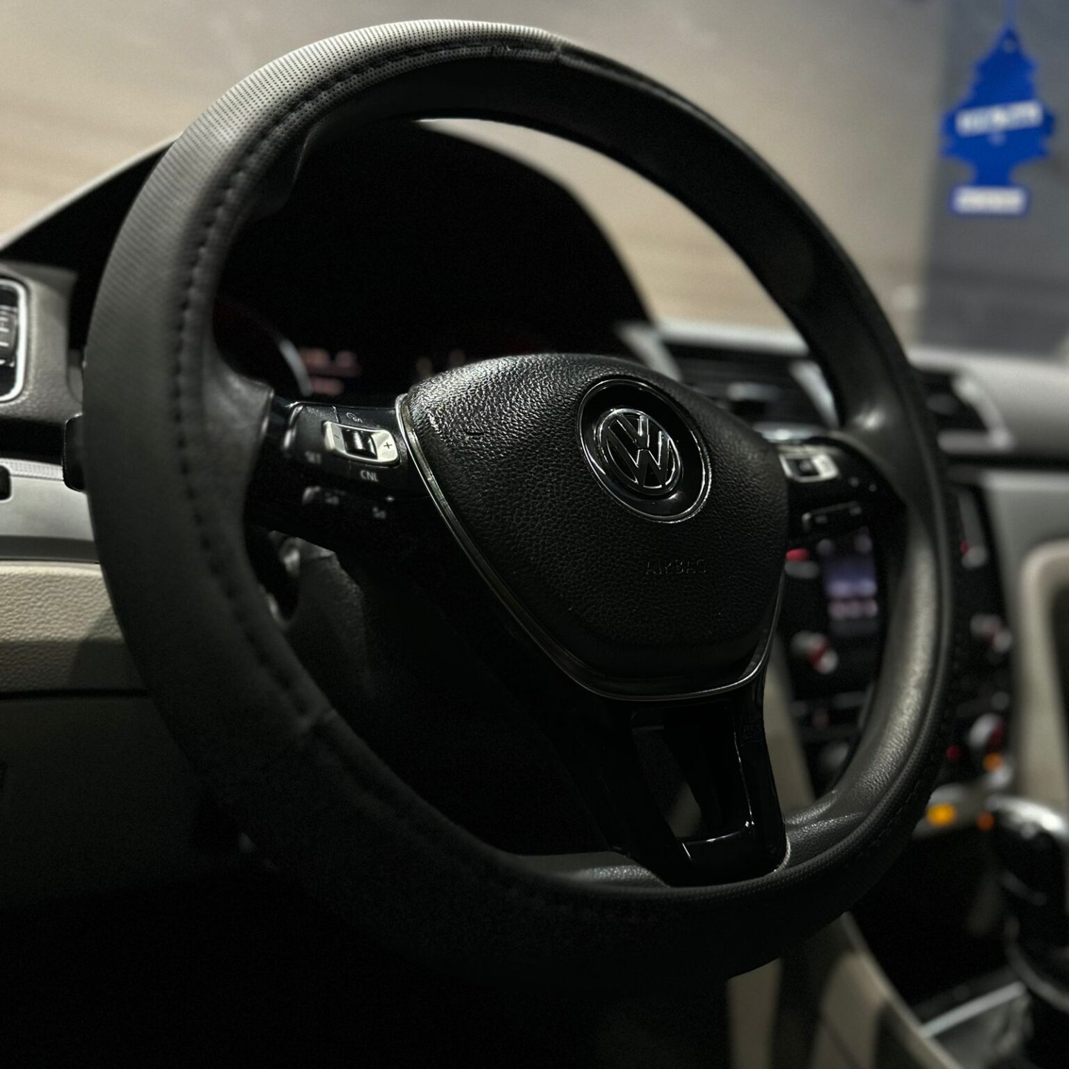 VOLKSWAGEN PASSAT 2017 - Image 11