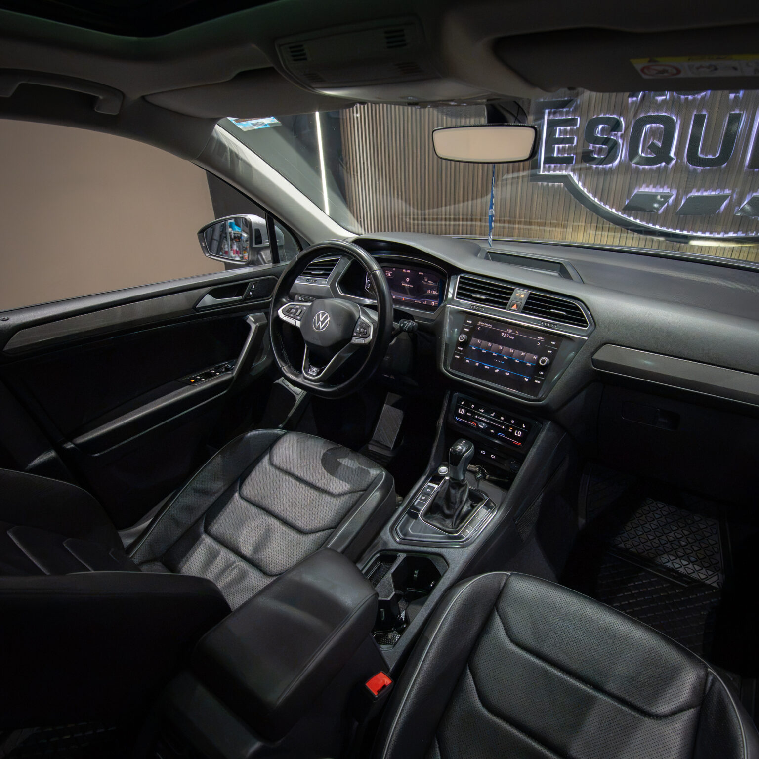 VOLKSWAGEN TIGUAN R LINE 2022 - Image 9