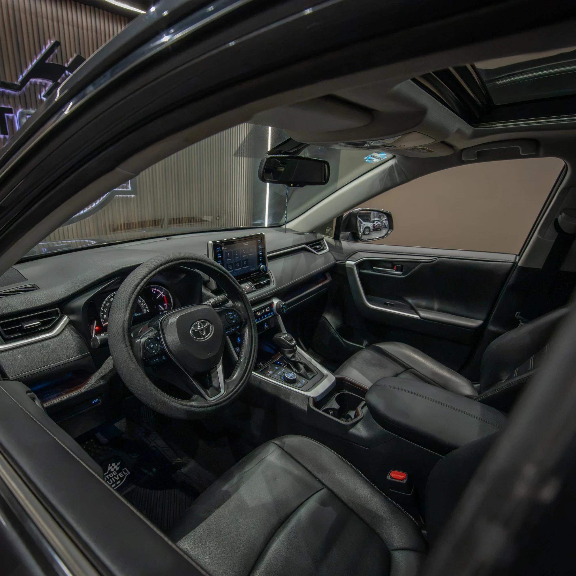 TOYOTA RAV4 LIMITED 2019 - imagen 8